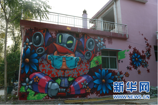 涂鴉進(jìn)行時 玫瑰小鎮(zhèn)變身色彩海洋
