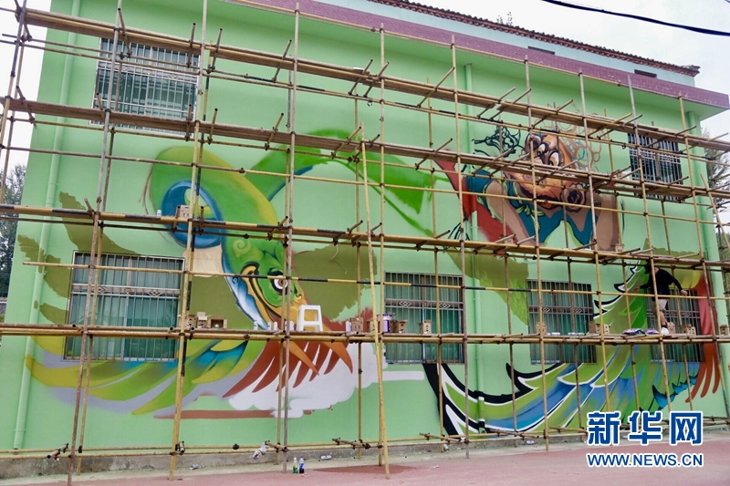 涂鴉進(jìn)行時 玫瑰小鎮(zhèn)變身色彩海洋